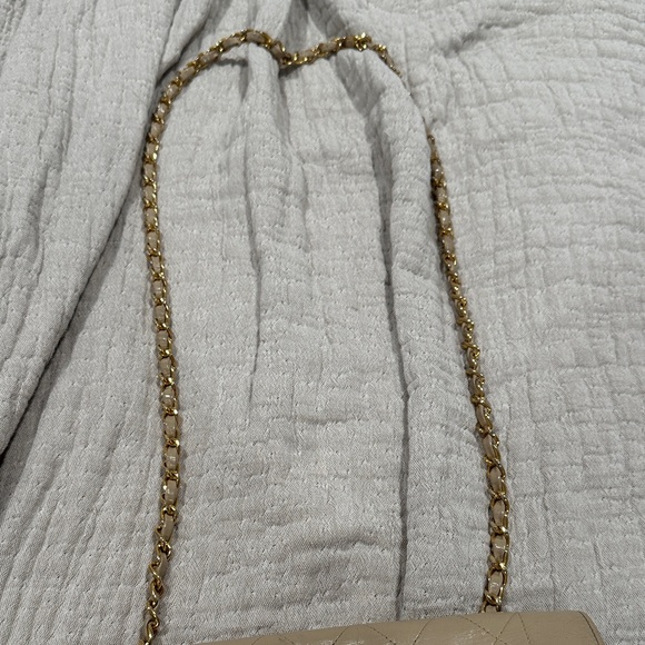 CHANEL Beige Quilted Shoulder Bag with Gold Chain - Picture 2 of 16